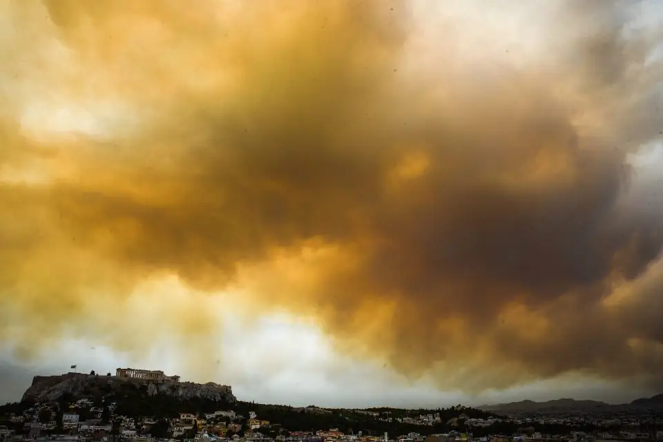 Φωτιά ΤΩΡΑ στην Αττική: Στις φλόγες και η Πεντέλη - Συναγερμός στην Πυροσβεστική