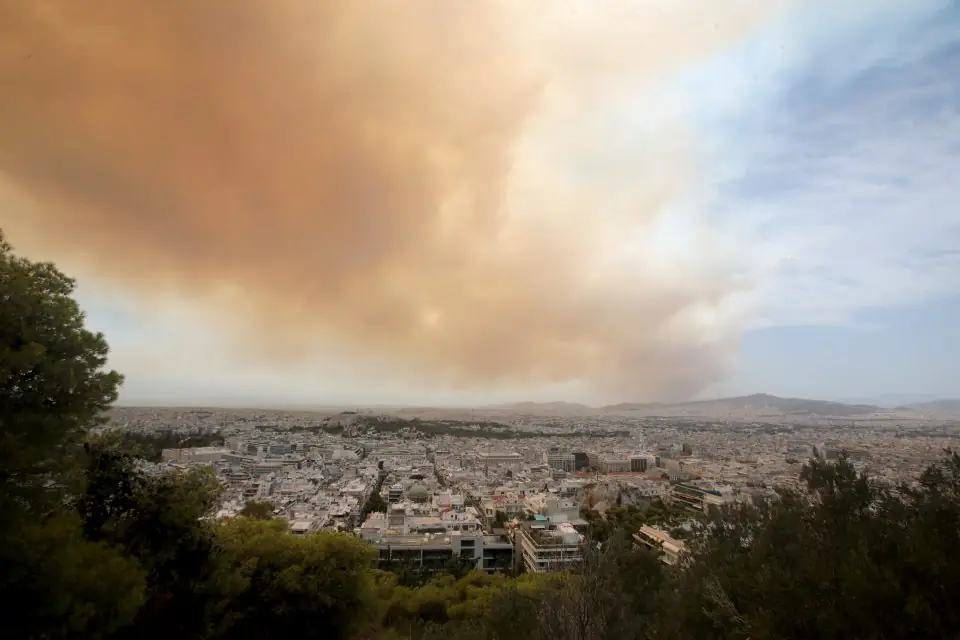 Φωτιά ΤΩΡΑ στην Αττική: Στις φλόγες και η Πεντέλη - Συναγερμός στην Πυροσβεστική