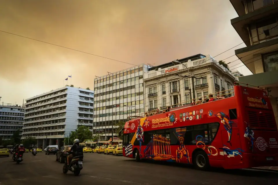 Φωτιά ΤΩΡΑ στην Αττική: Στις φλόγες και η Πεντέλη - Συναγερμός στην Πυροσβεστική