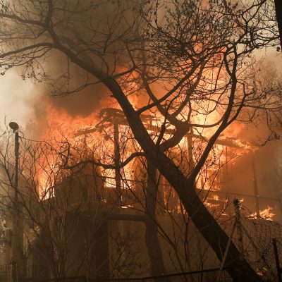 Φωτιά ΤΩΡΑ στην Κινέτα: Δείτε LIVE την εξέλιξη της πυρκαγιάς