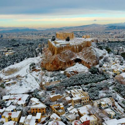 Καιρός Αθήνα ΤΩΡΑ: Πού θα το στρώσει απόψε ο «Τηλέμαχος» – Ξεκίνησαν ήδη τα χιόνια