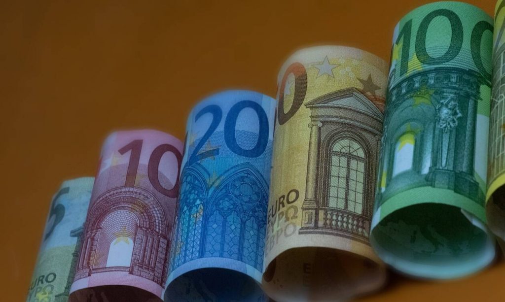 Επίδομα 534 ευρώ: Πότε θα γίνει η πληρωμή – Πόσα χρήματα θα πάρετε (ΠΙΝΑΚΕΣ)