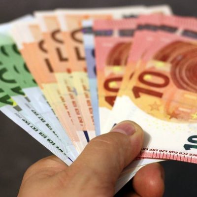 Επίδομα 534 ευρώ: Σήμερα η πληρωμή – Ποιοι πάνε ταμείο