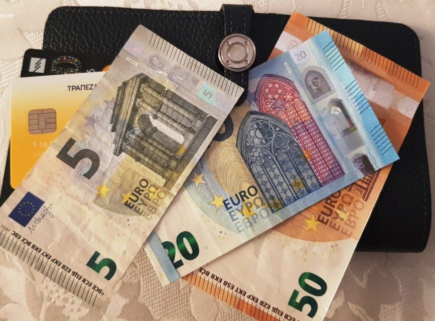 Επίδομα 534 ευρώ: Ελέγξτε τους λογαριασμούς σας – Ποιοι πάνε ταμείο
