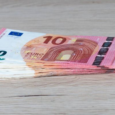 Αυξήσεις στις συντάξεις από τον Απρίλιο – Ποιοι θα πάρουν έως και 220 ευρώ