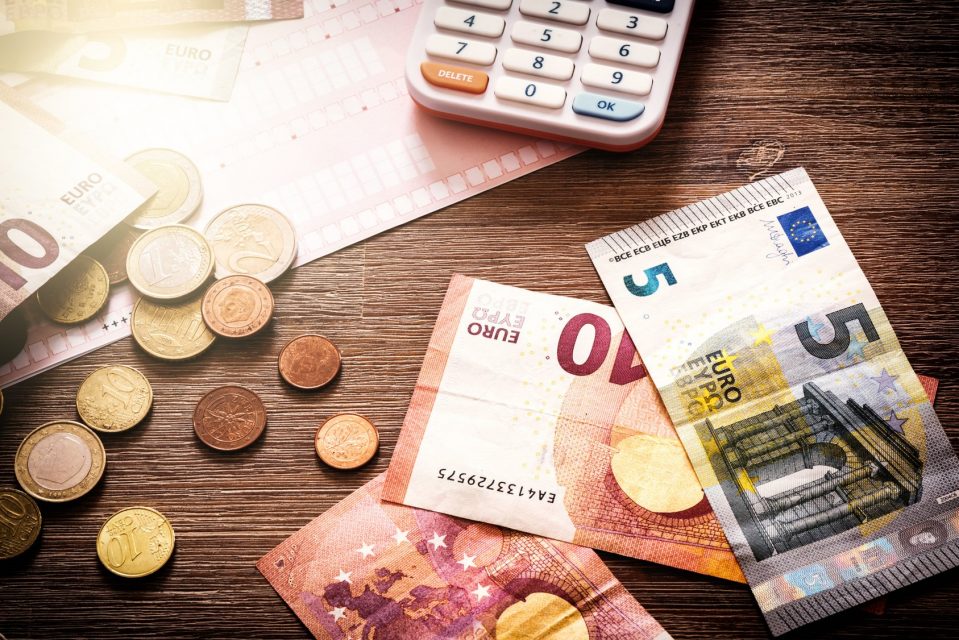 Έκτακτη ενίσχυση: Πώς θα πάρεις τα 3000 ευρώ – Κάνε ΕΔΩ την αίτηση