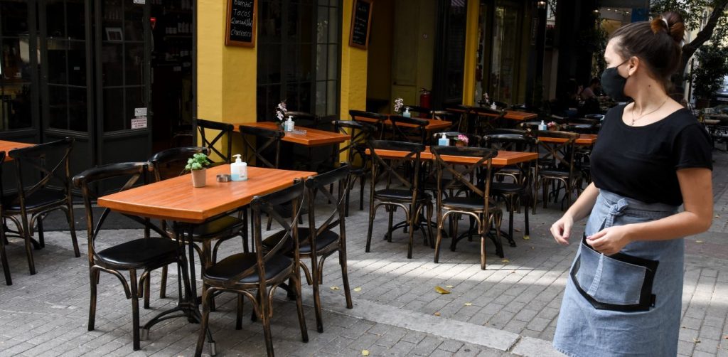 Πότε ανοίγει η εστίαση: Έτσι θα λειτουργούν καφετέριες, μπαρ και εστιατόρια