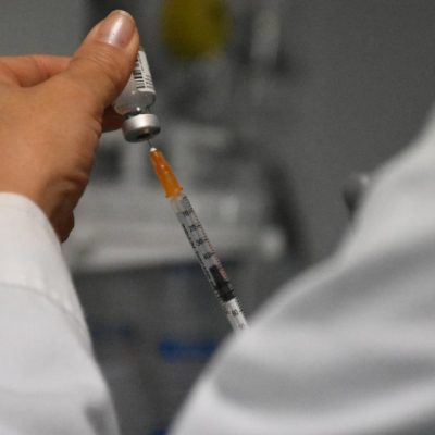 Υποχρεωτικός εμβολιασμός: Αναστολή εργασίας και παύση μισθού για τους ανεμβολίαστους