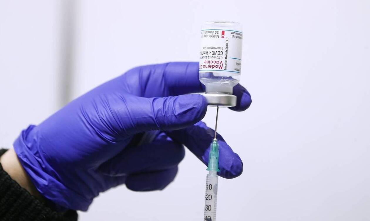 Υποχρεωτικός εμβολιασμός: Αμείλικτη η Κυβέρνηση – Τέλος τα ένσημα στους αρνητές