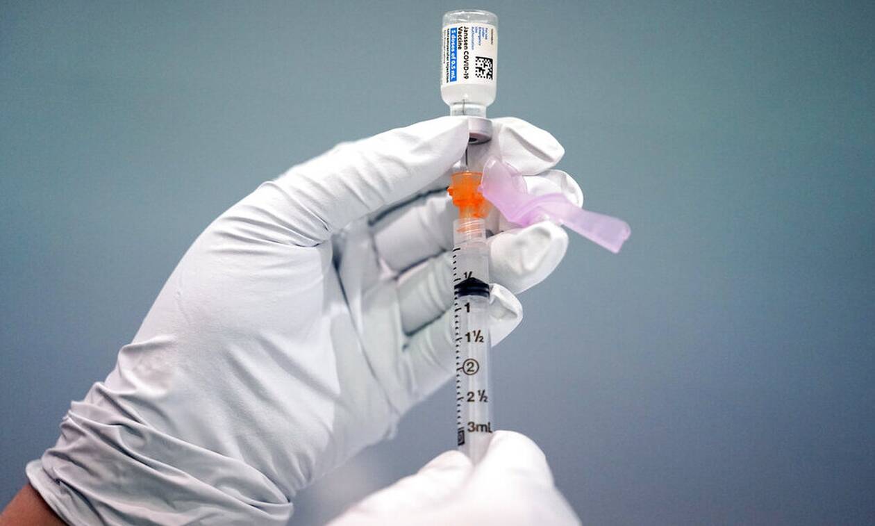 Εμβόλιο: Αυτές είναι οι παρενέργειες της τρίτης δόσης – Ποιοι θα την κάνουν