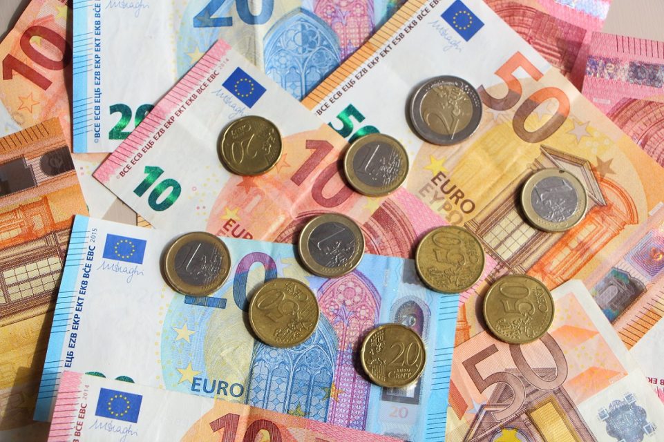 Mεγάλη «κομπίνα» με τα μετρητά στην Ελλάδα: Το σχέδιο για κατάργησή τους