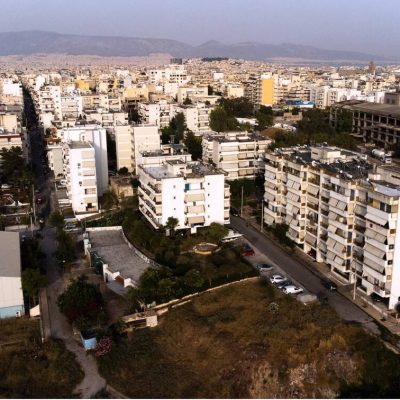 Απίστευτο και όμως ελληνικό: Πόσο πρέπει να δουλέψει ο μέσος Έλληνας για να αγοράσει ένα σπίτι