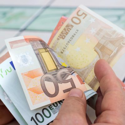 Κατώτατος μισθός: Ποιοι θα δούνε αύξηση έως και 195 ευρώ το μήνα