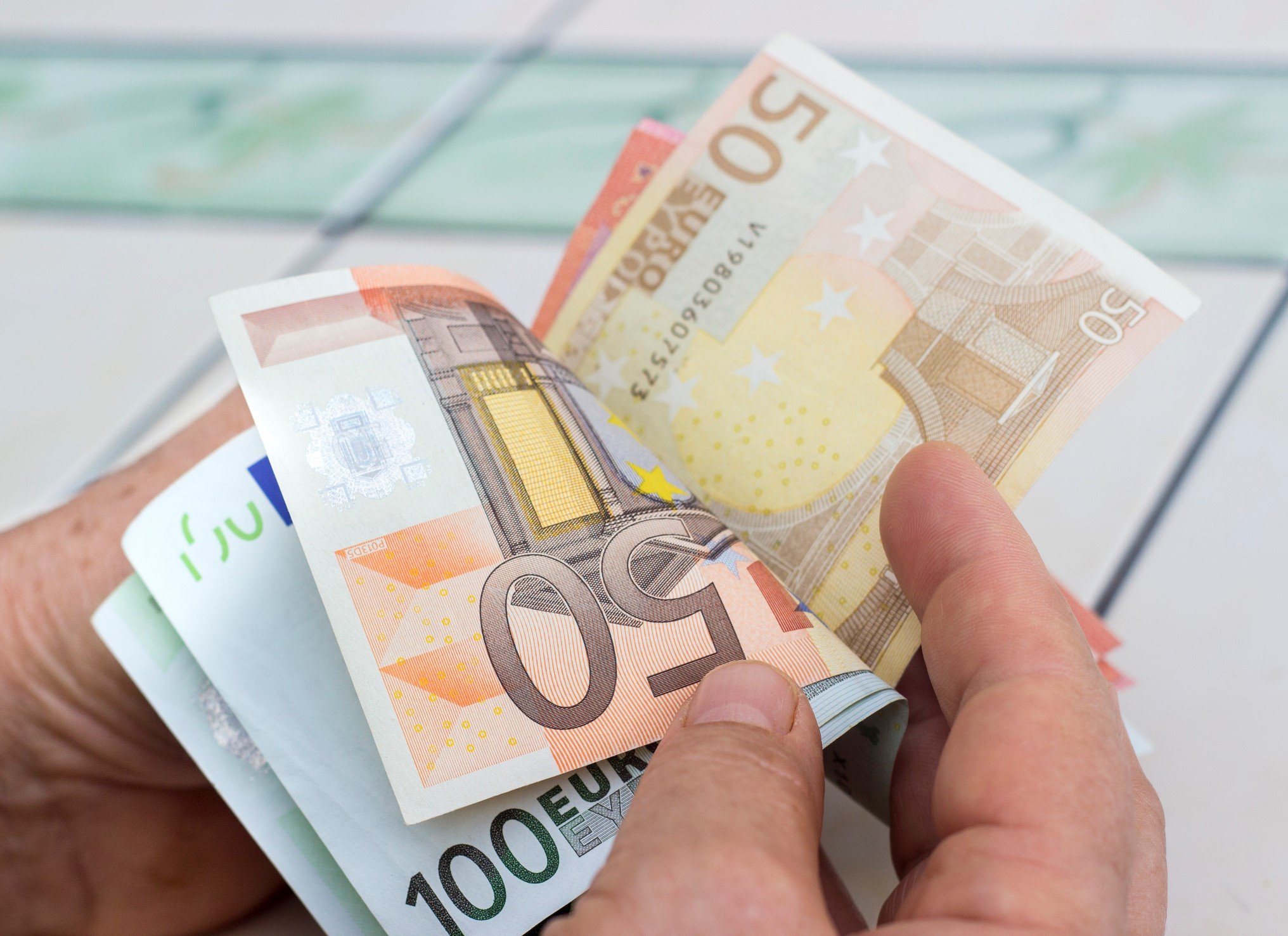 Κατώτατος μισθός: Ποιοι θα δούνε αύξηση έως και 195 ευρώ το μήνα