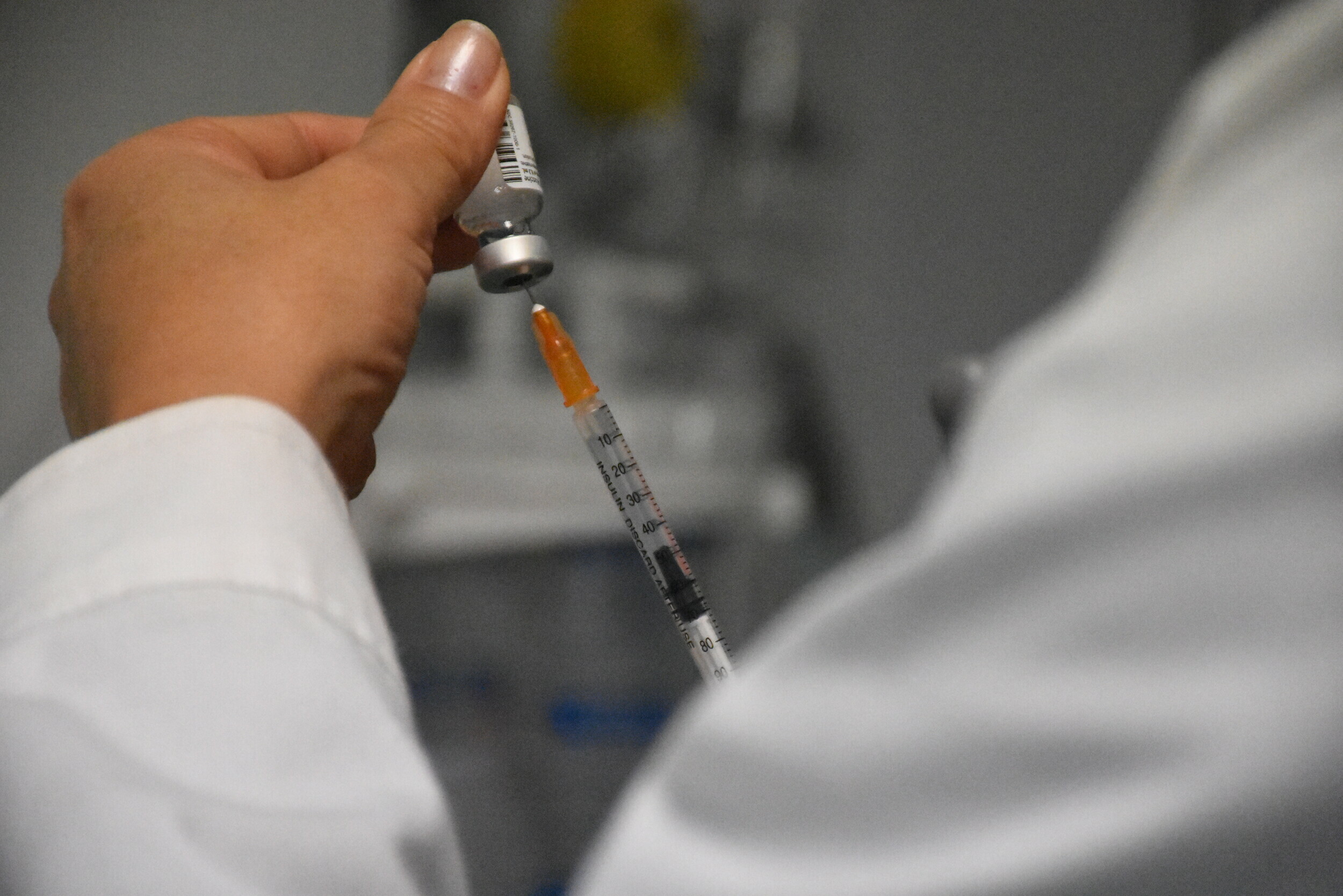 Υποχρεωτικός εμβολιασμός – Πρόστιμα: Ποιοι θα πληρώσουν τα μισά – Ποιοι εξαιρούνται