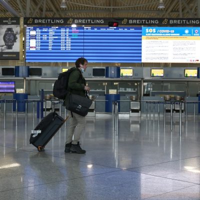 Νέα μέτρα: Προσοχή! Πώς θα εισέρχονται στην Ελλάδα οι ταξιδιώτες – Τι ισχύει από Κυριακή (19/12)