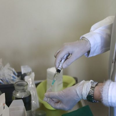 Έρχεται το τέλος της πανδημίας; Πότε θα είναι έτοιμο το εμβόλιο κατά της μετάλλης Όμικρον