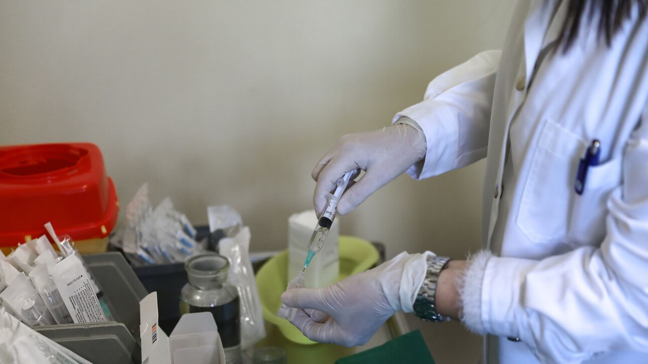 Έρχεται το τέλος της πανδημίας; Πότε θα είναι έτοιμο το εμβόλιο κατά της μετάλλης Όμικρον