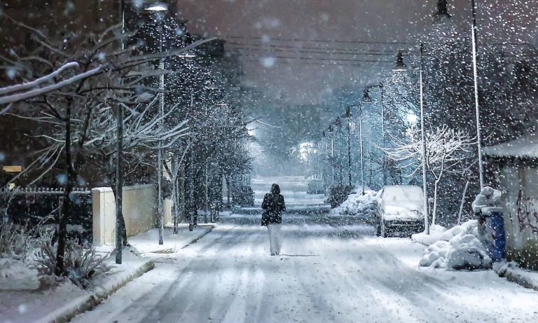 Κακοκαιρία Ελπίδα: Με αλυσίδες στο Σύνταγμα – Πότε θα χιονίσει στην Αττική