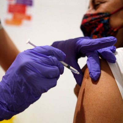 Εμβολιασμένοι εργαζόμενοι: Τι ισχύει με rapid test και pcr για να γυρίσουν στη δουλειά