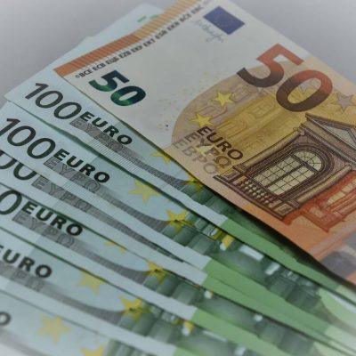Νέο επίδομα 1.260 ευρώ: Ποιοι είναι οι δικαιούχοι – Πώς θα το λάβουν