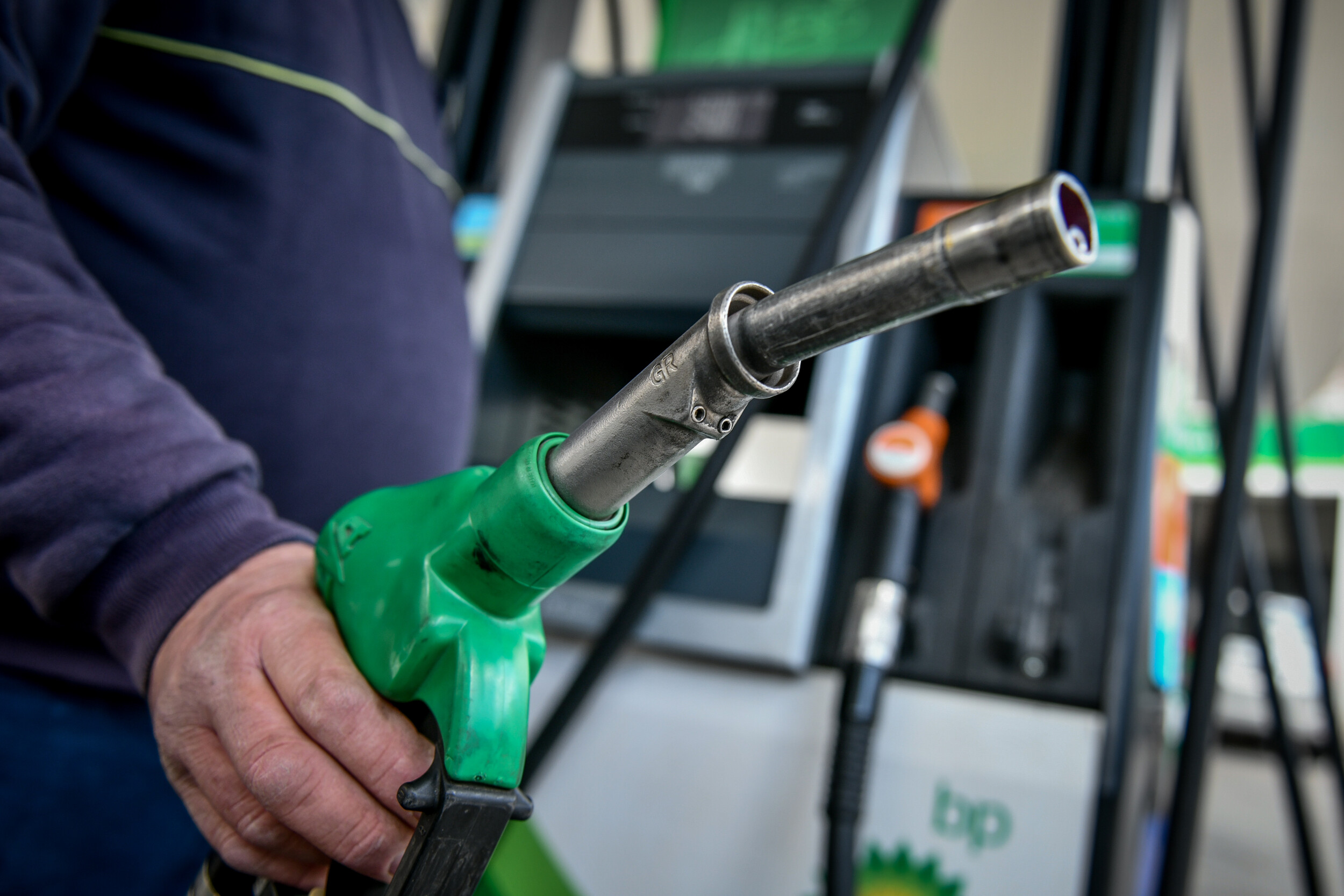 Επιδότηση καυσίμων: Πώς θα πάρετε την κάρτα - Τα ποσά για βενζίνη και πετρέλαιο