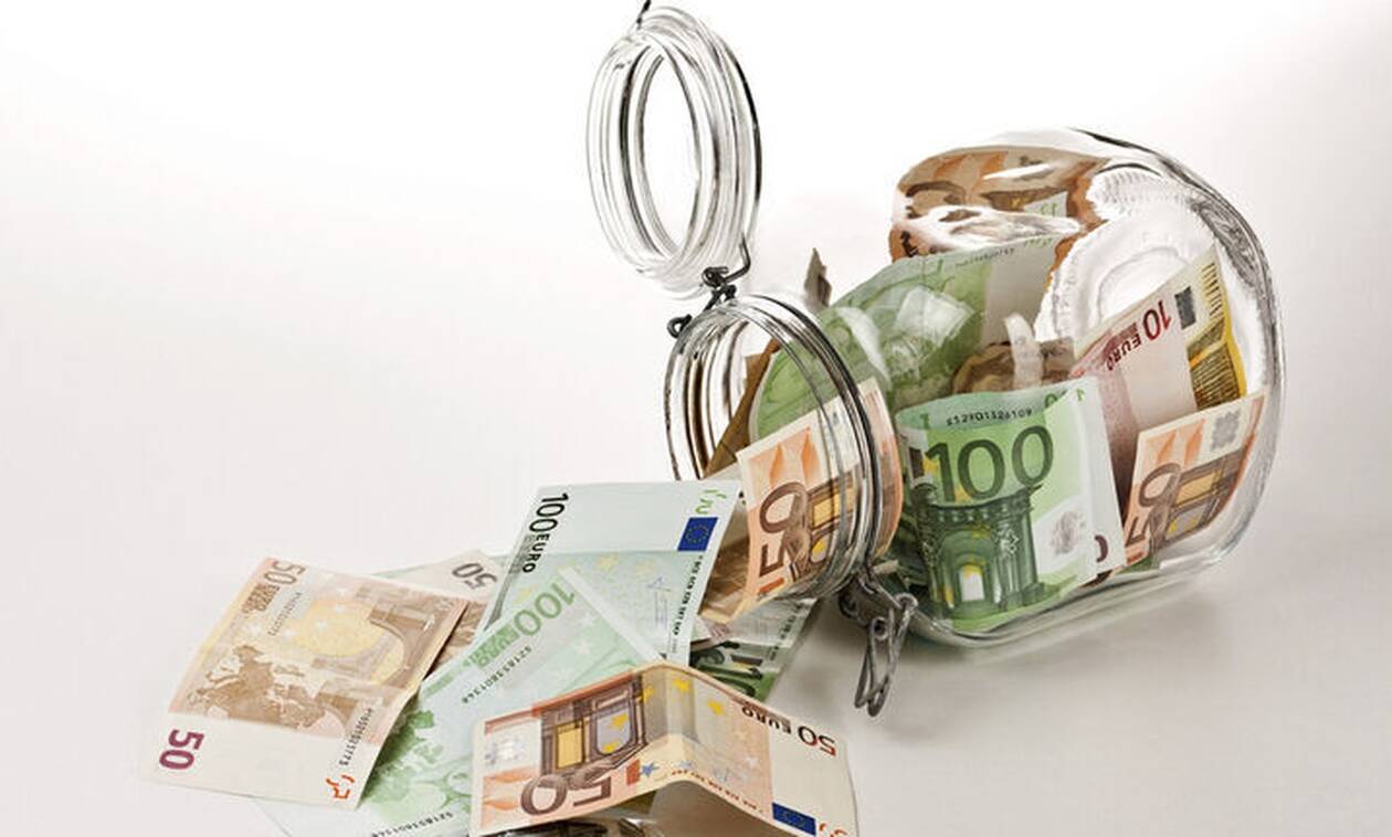 Οργή: Το κράτος αρπάζει τις καταθέσεις μας – Ποιοι θα χάσουν 1.000 ευρώ