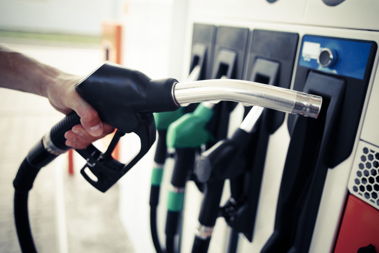 Έκτακτες ανακοινώσεις: Επίδομα ακρίβειας και μείωση ΦΠΑ στα καύσιμα
