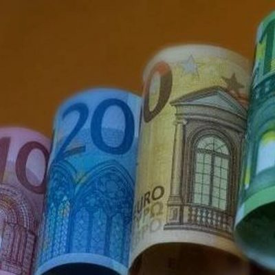 Θα το ζήσουμε και αυτό: Πάνω από 700 ευρώ ο βασικός μισθός – Πότε μπαίνει σε ισχύ