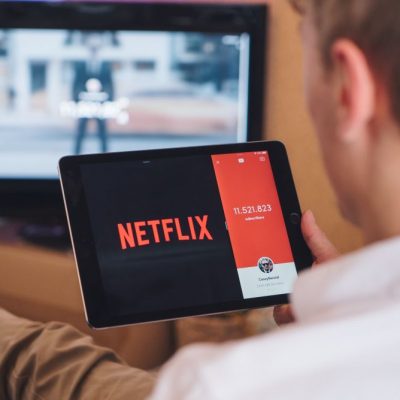 Στην αντεπίθεση το Netflix: Στέλνει πρόστιμα – Κλείνει λογαριασμούς