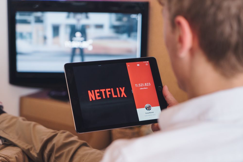 Στην αντεπίθεση το Netflix: Στέλνει πρόστιμα – Κλείνει λογαριασμούς