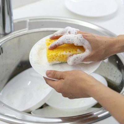 Πλένεις τα πιάτα με σφουγγάρι; Σταμάτησέ το αμέσως