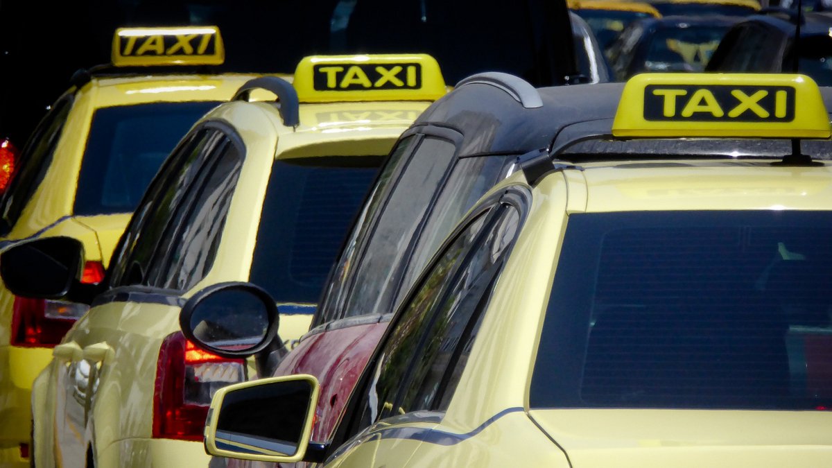 Αυξήσεις – «φαρμάκι» στα ταξί: Ποια θα είναι πλέον η ελάχιστη χρέωση