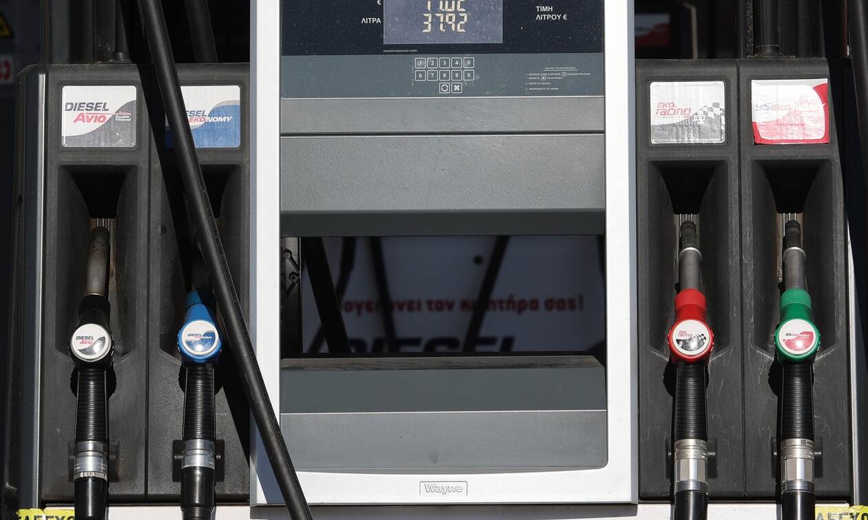 Ξεκινούν οι αιτήσεις για το Fuel Pass 2: Πώς θα πάρετε το νέο επίδομα βενζίνης