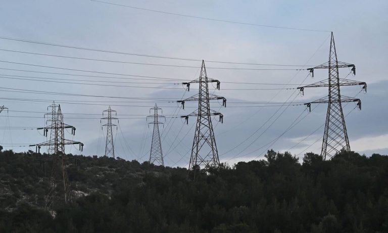 Σάλος με τις νέες τιμές ρεύματος: Αυξήσεις έως και 40% στους λογαριασμούς