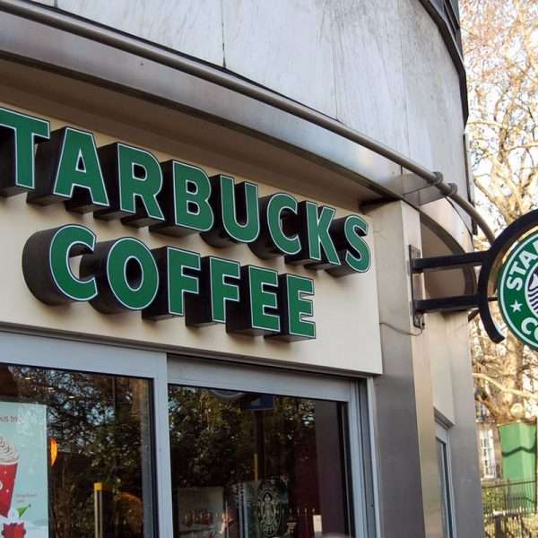 Μπαράζ λουκέτων και μέγα σκάνδαλο στα Starbucks: Δείτε τι συνέβη