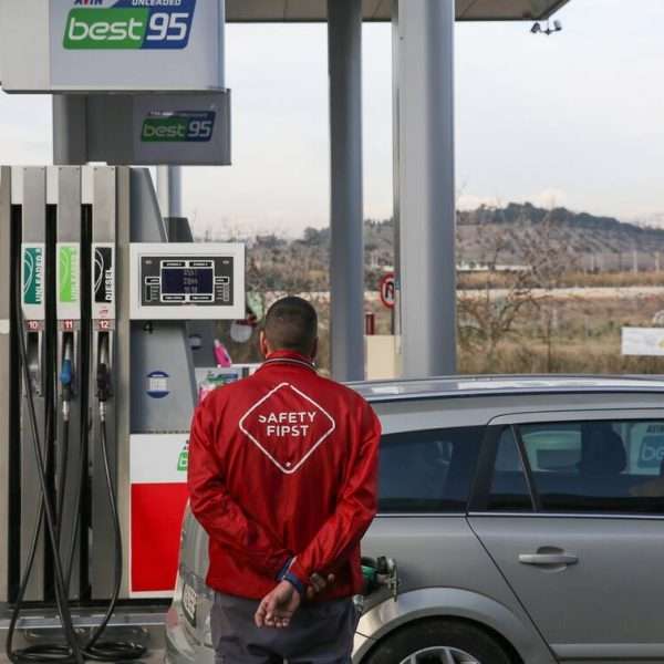 Ραγδαίες εξελίξεις με την τιμή της βενζίνης: Τι θα συμβεί τις επόμενες μέρες
