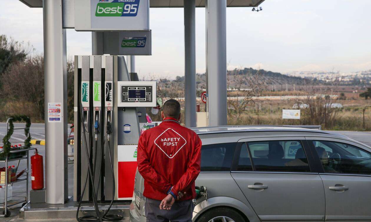 Ραγδαίες εξελίξεις με την τιμή της βενζίνης: Τι θα συμβεί τις επόμενες μέρες