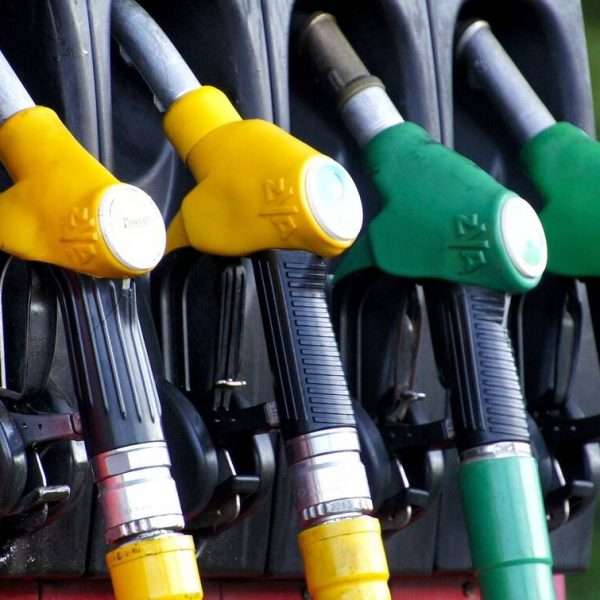 Ραγδαίες εξελίξεις με την τιμή της βενζίνης: Δείτε πού θα φτάσει
