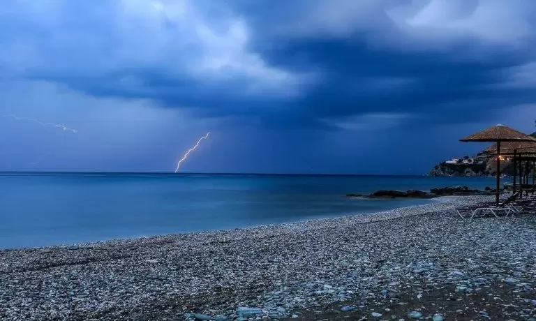 Καταιγίδες από σήμερα: Πότε επιστρέφουν οι υψηλές θερμοκρασίες