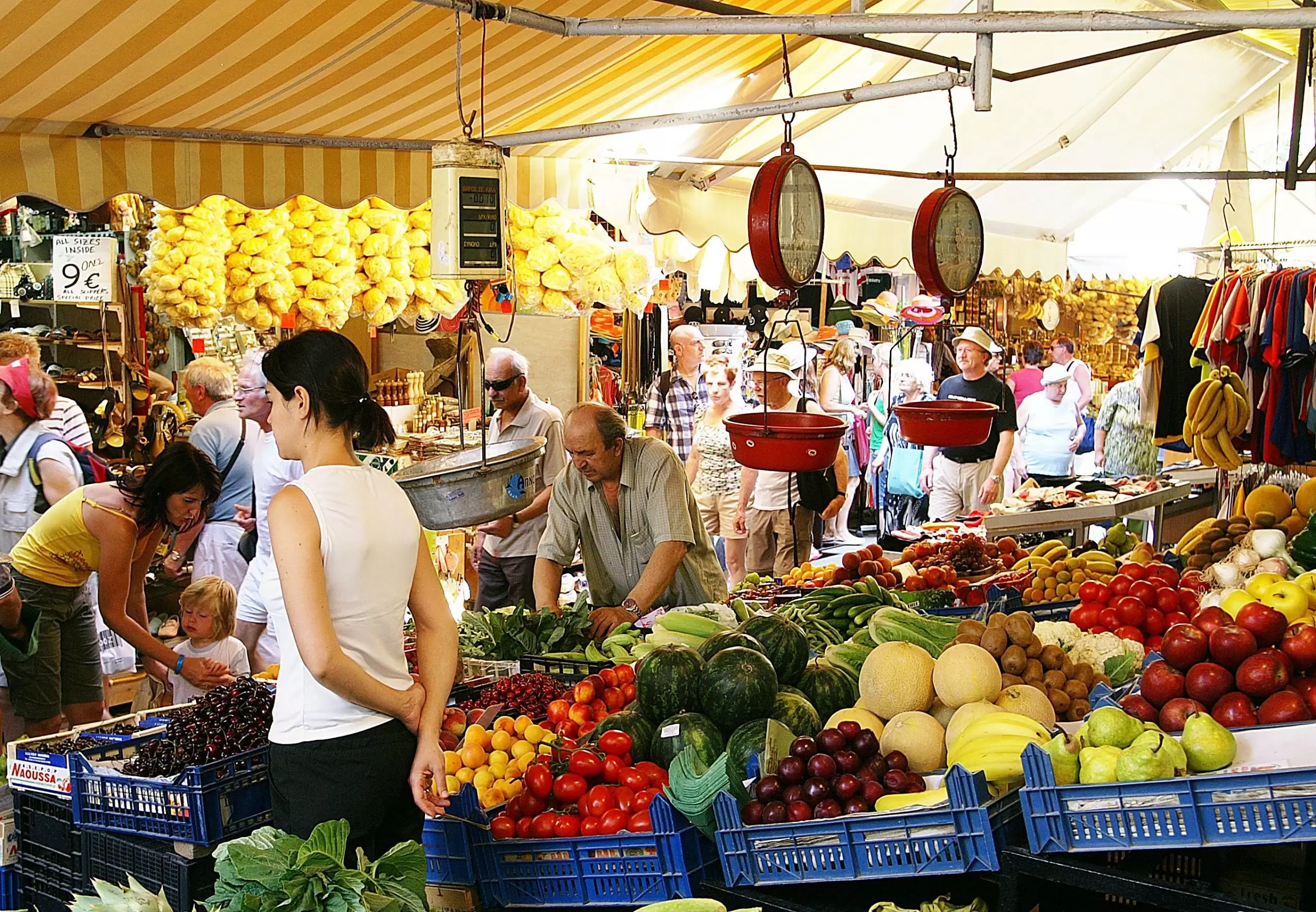 Εκτός ελέγχου η ακρίβεια: Δείτε τις νέες τιμές σε ντομάτες, αγγούρια και πιπεριές