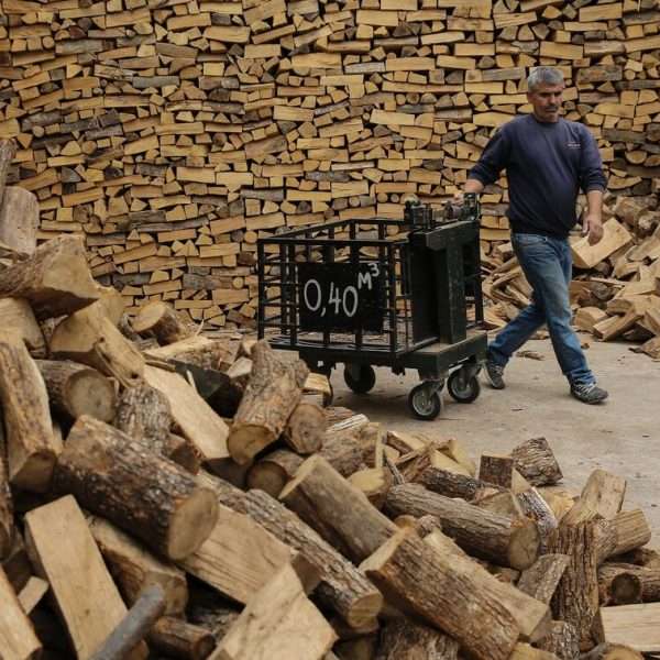 Θέρμανση: Πλαφόν στο κέρδος για ξύλα και πέλετ – Πόσο θα κοστίζει ο τόνος