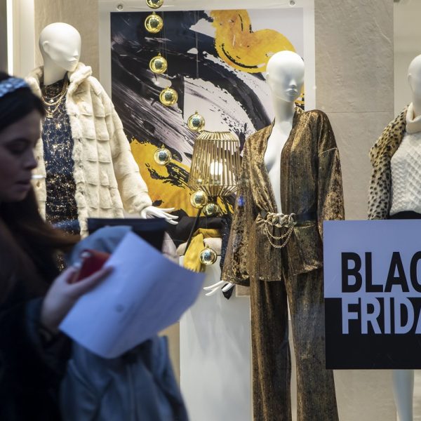 Black Friday: Νωρίτερα προσφορές και «εκπτώσεις» – Τι πρέπει να προσέξετε