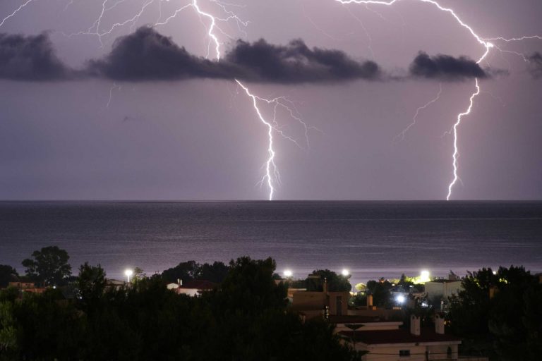 Καιρός: Έκτακτο δελτίο ΕΜΥ! Προσοχή σε αυτές τις περιοχές τις επόμενες ώρες