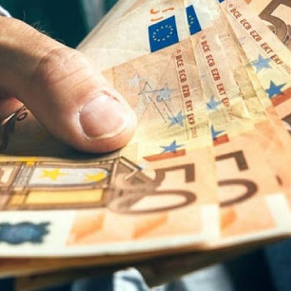Ποιοι δικαιούνται διπλό επίδομα έως 854 ευρώ πριν από τα Χριστούγεννα: Οι προϋποθέσεις