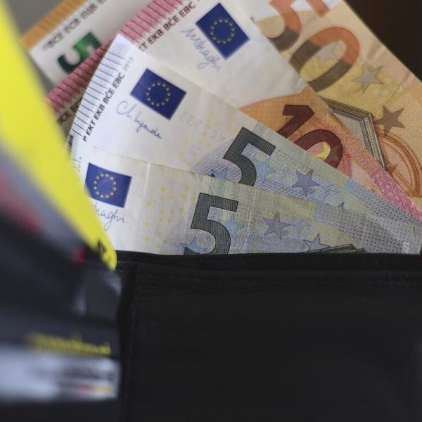 Επιταγή ακρίβειας 2022: Πότε θα καταβληθεί – Ποιοι θα πάρουν τα 250 ευρώ