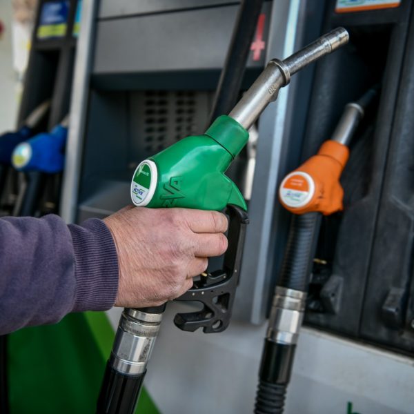 Βενζίνη: Πού θα βρείτε πιο φθηνά καύσιμα – Ξανά στα 2,1 ευρώ το λίτρο