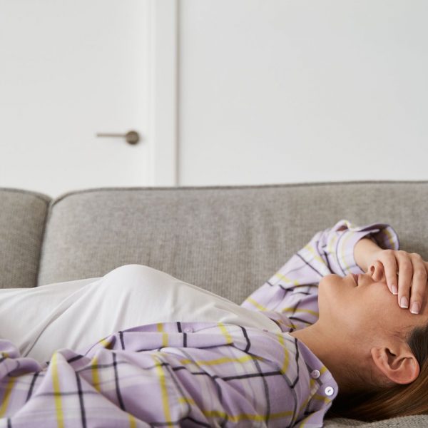 Σας παίρνει ο ύπνος στον καναπέ; Σταματήστε το αμέσως – Δείτε τι μπορεί να πάθετε