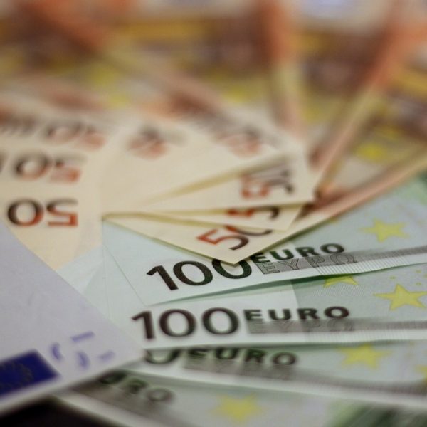 Κουπόνι έως 2.000 ευρώ για 150.000 εργαζόμενους – Πώς θα το πάρετε