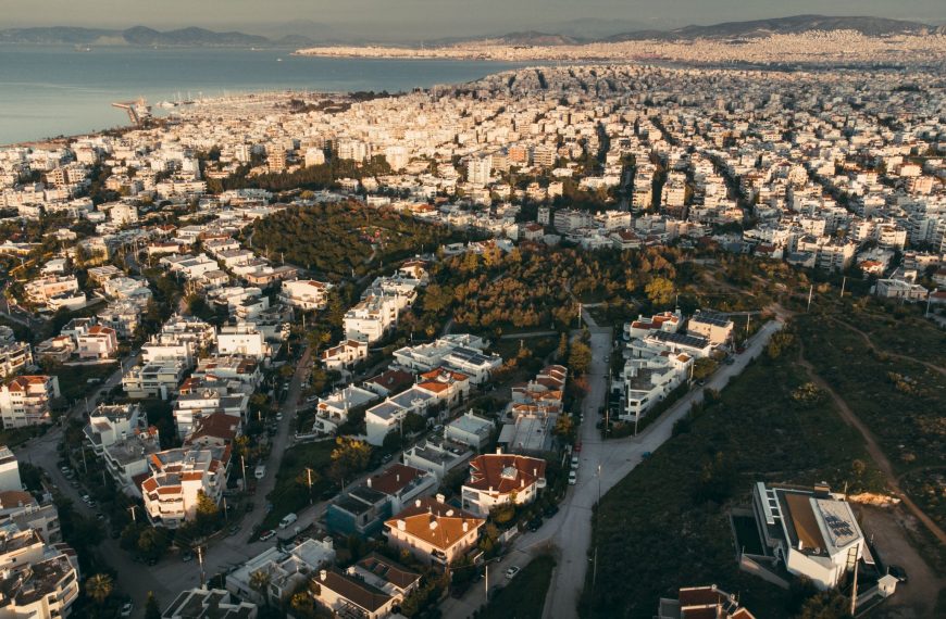 Έτσι μας κοροϊδεύουν όλους: Το μεγάλο σκάνδαλο με τα σπίτια στην Ελλάδα